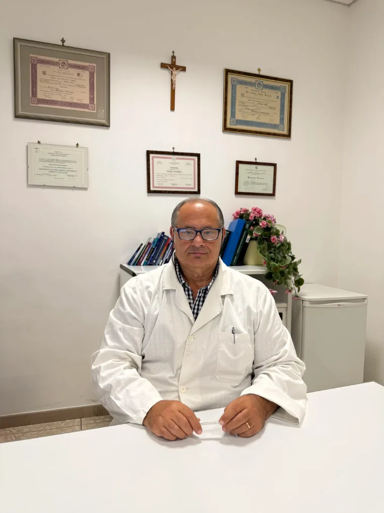 Il Dott. Paolo Giusa nel suo studio medico